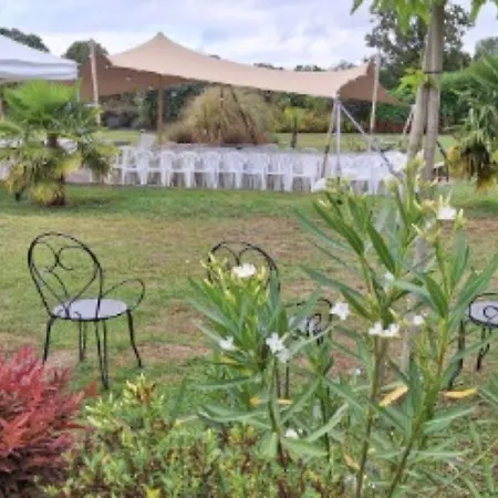 Domaine De Meslay Maison d'hôtes Fye